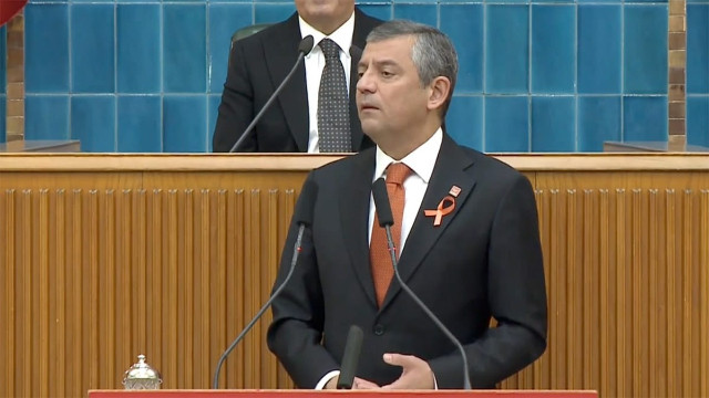 Özel'den Gebze'deki çöken binaya ilişkin açıklama: Metroyu CHP yapsaydı sabah kapıları kırarlardı