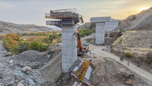 Diyarbakır'da viyadük inşaatında iskelenin çökmesi sonucu 4 işçi öldü!