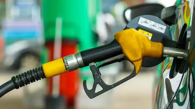 Araç sahiplerine peş peşe müjde: Benzin ve motorine bir indirim daha geliyor