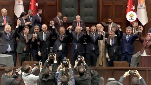 Partilerinden istifa eden 3 milletvekili AK Parti’ye katıldı: Sandalye sayısı 275’e yükseldi