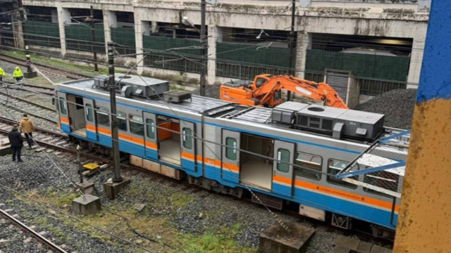 İstanbul Esenler'de metro raydan çıktı... Seferlerde aksama yaşanıyor