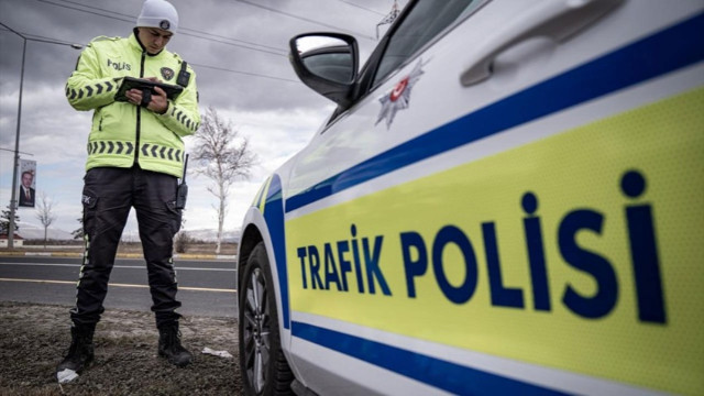 Direksiyonda telefon, olay yerini terk… Yeni trafik cezaları cep yakacak!