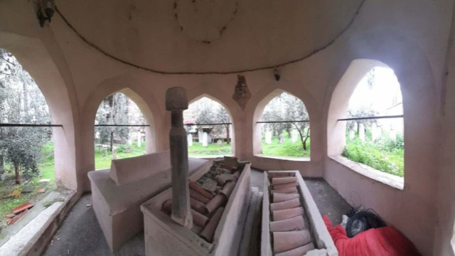 472 yıllık tarihi mezarlığı tahrip ettiler! Türbe sandukasını parçaladılar