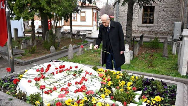 Bahçeli'den Muhsin Yazıcıoğlu'nun kabrine ziyaret