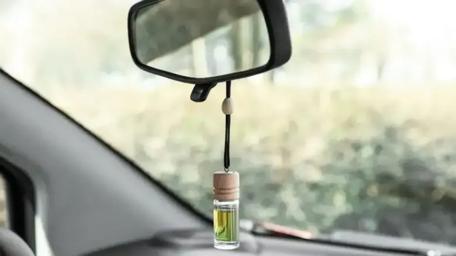 Dikiz aynasına koku asmak yasak mı? Trafik kanunu ne diyor?