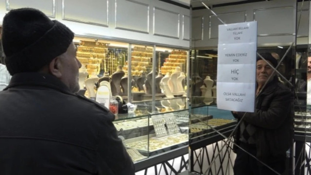 Fiyat düşünce kuyumcularda altın kalmadı: Dükkanın camına asılan yazı bomba