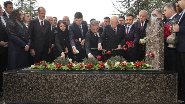 Bahçeli’den Alparslan Türkeş’in kabrine anlamlı ziyaret: Karanfillerle dualar edildi