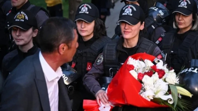 Madencilerden polise çiçekli veda: Ankara'daki grevde mutlu son