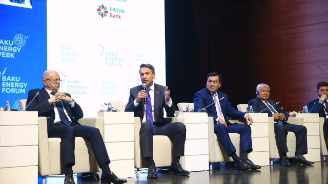 Bakü'de tarihi enerji zirvesi! Bakan Bayraktar'dan Bakü'de kritik hamle: Kerkük'ten Basra'ya boru hattı planı!