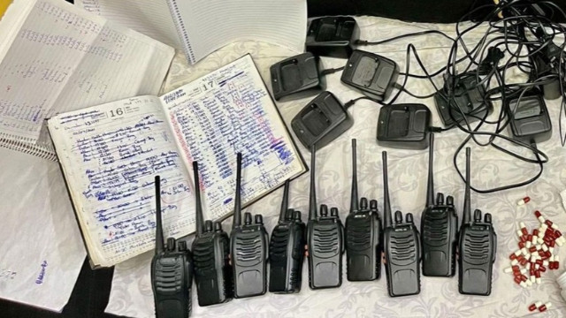 Polis baskınından kaçmak için lüks masaj salonuna el telsizi sistemi kurmuşlar