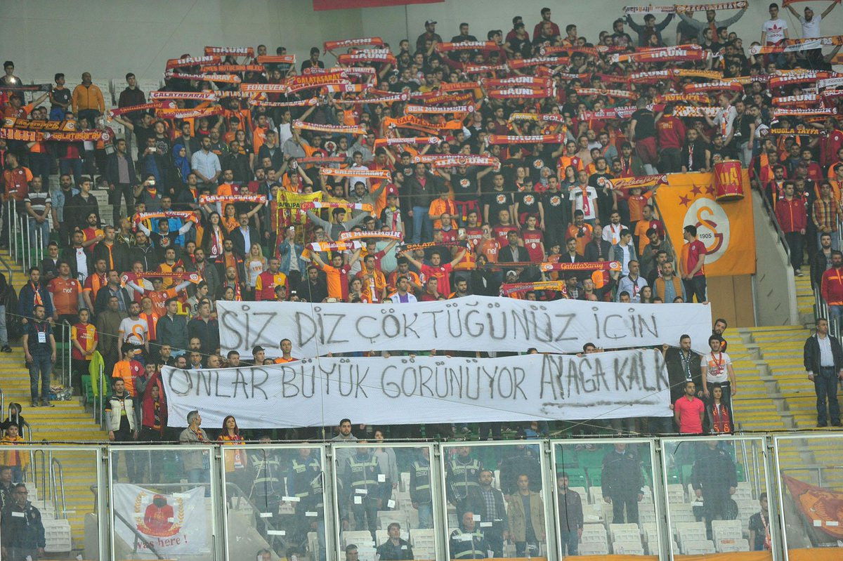 Geçen sezon Bursaspor- Galatasaray maçında açılan pankart