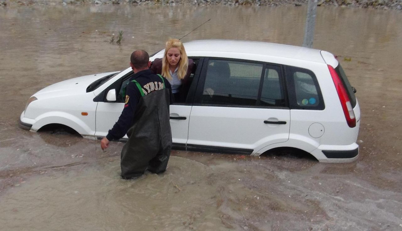 Kuşadası'nda yağmur hayatı olumsuz etkiledi - Sayfa 6