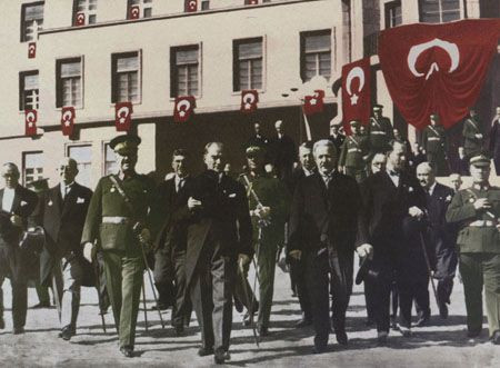 Atatürk: Yarın Cumhuriyet'i ilan edeceğiz - Sayfa 12