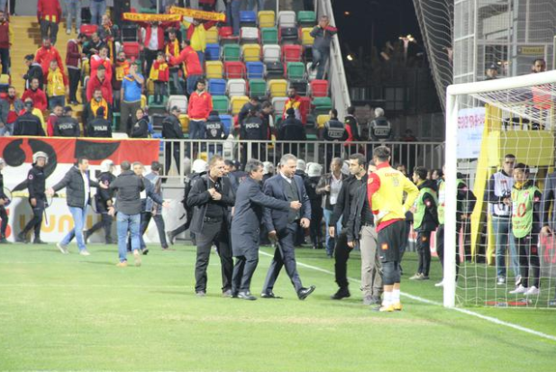 Göztepe-Beşiktaş maçında Emniyet Müdürü sahaya girdi - Sayfa 4