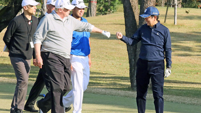 Japonya Başbakanı, Trump'la golf oynarken yuvarlandı