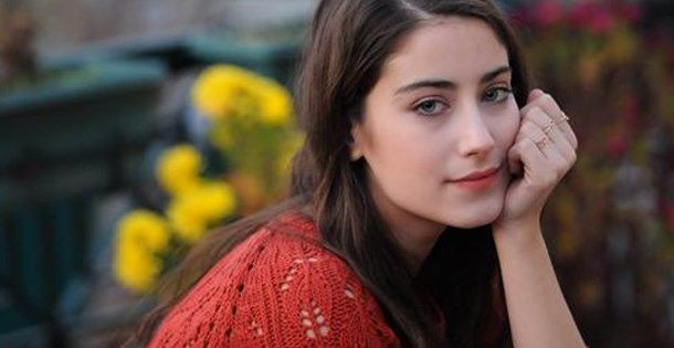 Hazal Kaya, kanser hastası annesinin saçlarını kazıdı - Sayfa 1