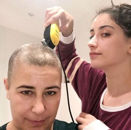 Hazal Kaya, kanser hastası annesinin saçlarını kazıdı - Sayfa 2