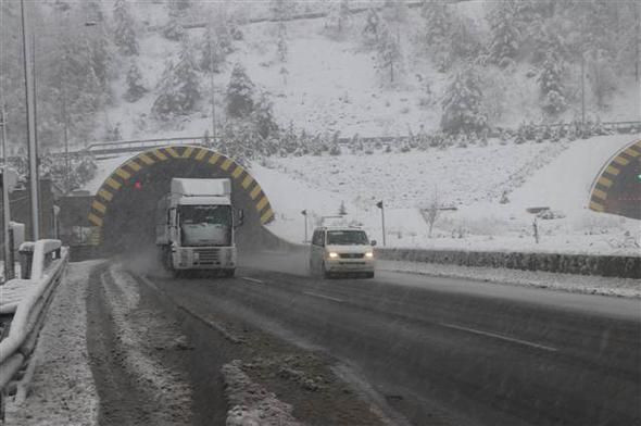 Kar yağışı nedeniyle TIR geçişlerine izin verilmiyor - Sayfa 8