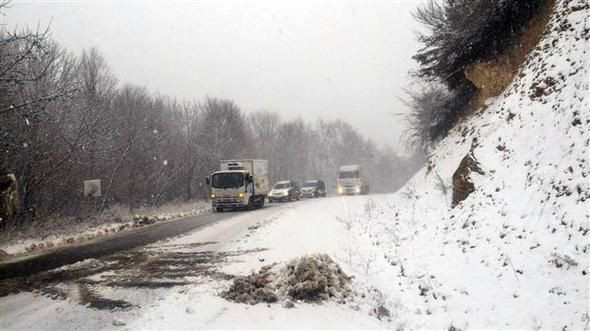 Kar yağışı nedeniyle TIR geçişlerine izin verilmiyor - Sayfa 13