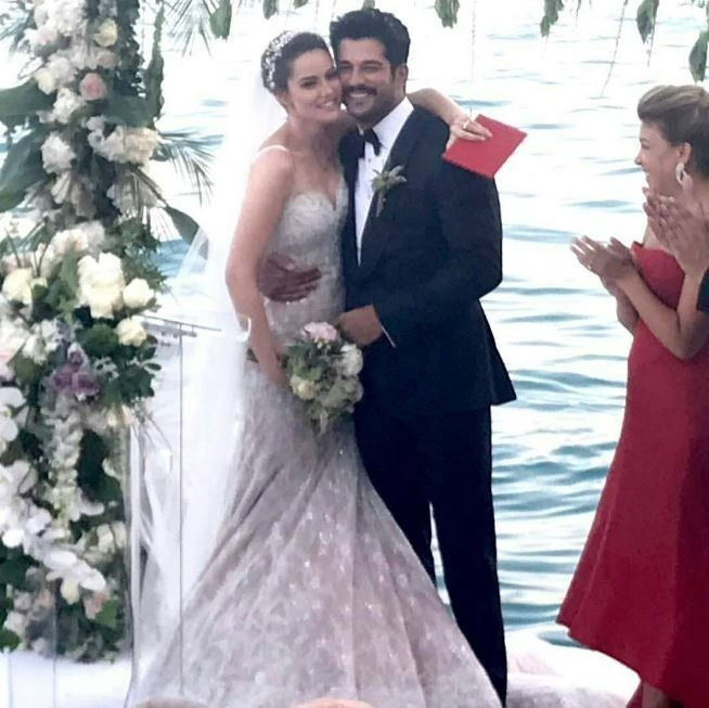 Fahriye Evcen ve Burak Özçivit’ten traktör pozu - Sayfa 1