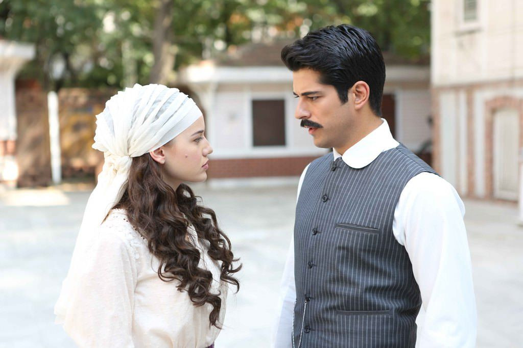 Fahriye Evcen ve Burak Özçivit’ten traktör pozu - Sayfa 9