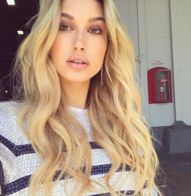 21 yaşındaki model Hailey Baldwin 2017 yılının en seksi kadını ilan edildi - Sayfa 19