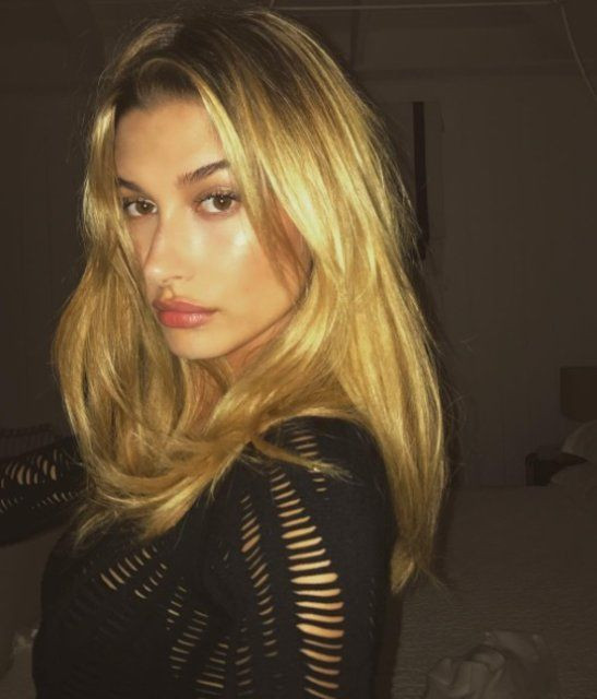 21 yaşındaki model Hailey Baldwin 2017 yılının en seksi kadını ilan edildi - Sayfa 21