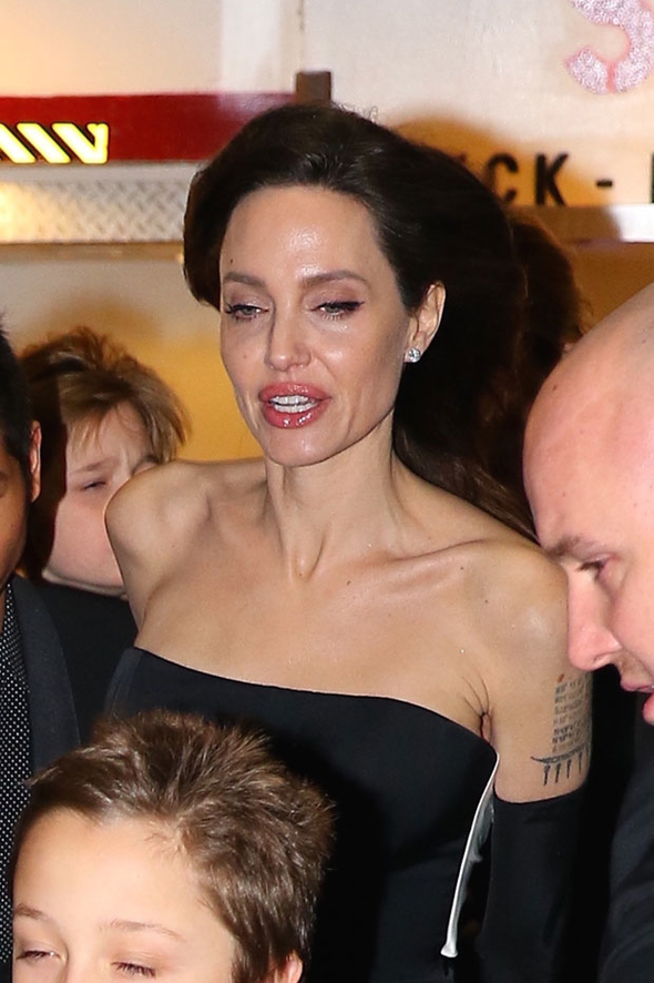 Angelina Jolie akşam yemeğinde görüntülendi - Sayfa 16