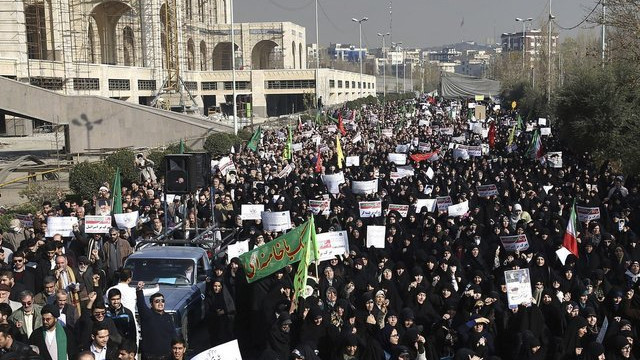 Tahran'da rejim destekçileri de sokağa indi