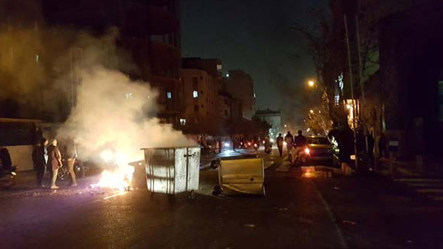 İran'da göstericiler valilik binasını ele geçirdi