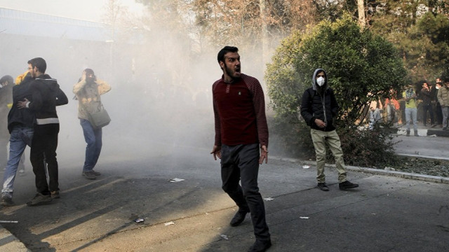 İran'da göstericiler ateş açtı: Bir polis öldü