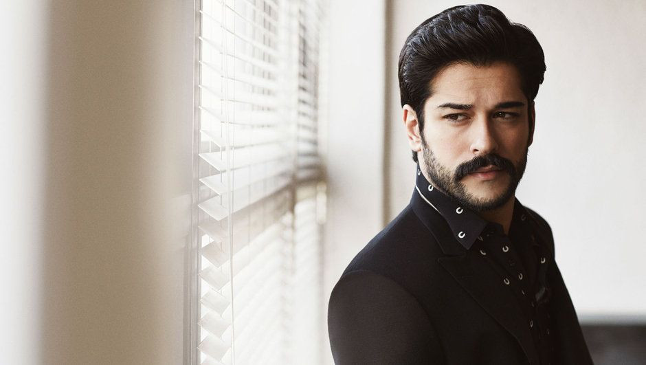 Burak Özçivit’in ödül aldığı törene Fahriye Evcen katılmadı - Sayfa 7