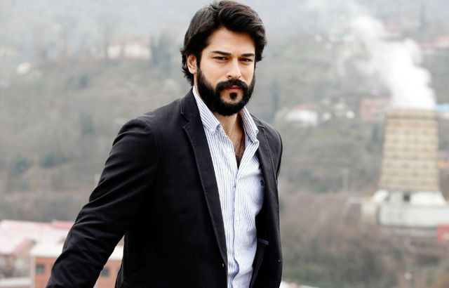 Burak Özçivit’in ödül aldığı törene Fahriye Evcen katılmadı - Sayfa 10