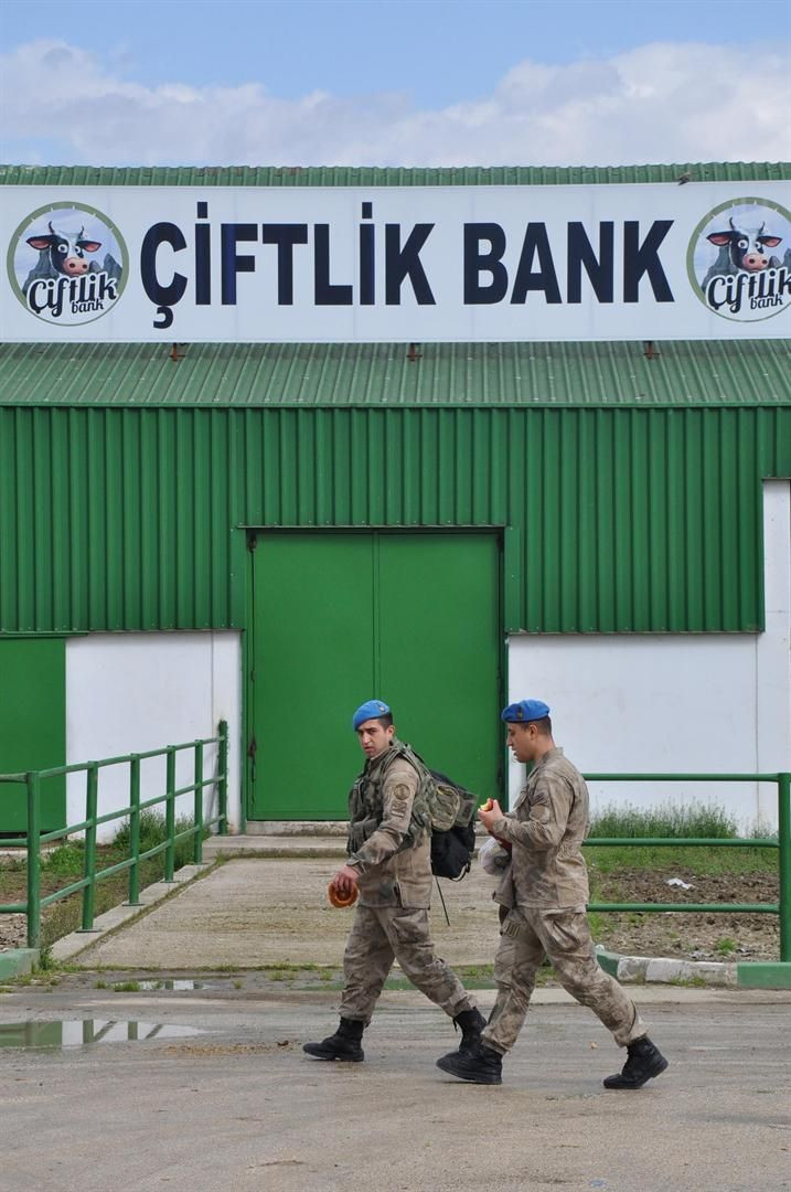 Jandarma Özel Harekat Çiftlik Bank önünde nöbet tutuyor - Sayfa 5