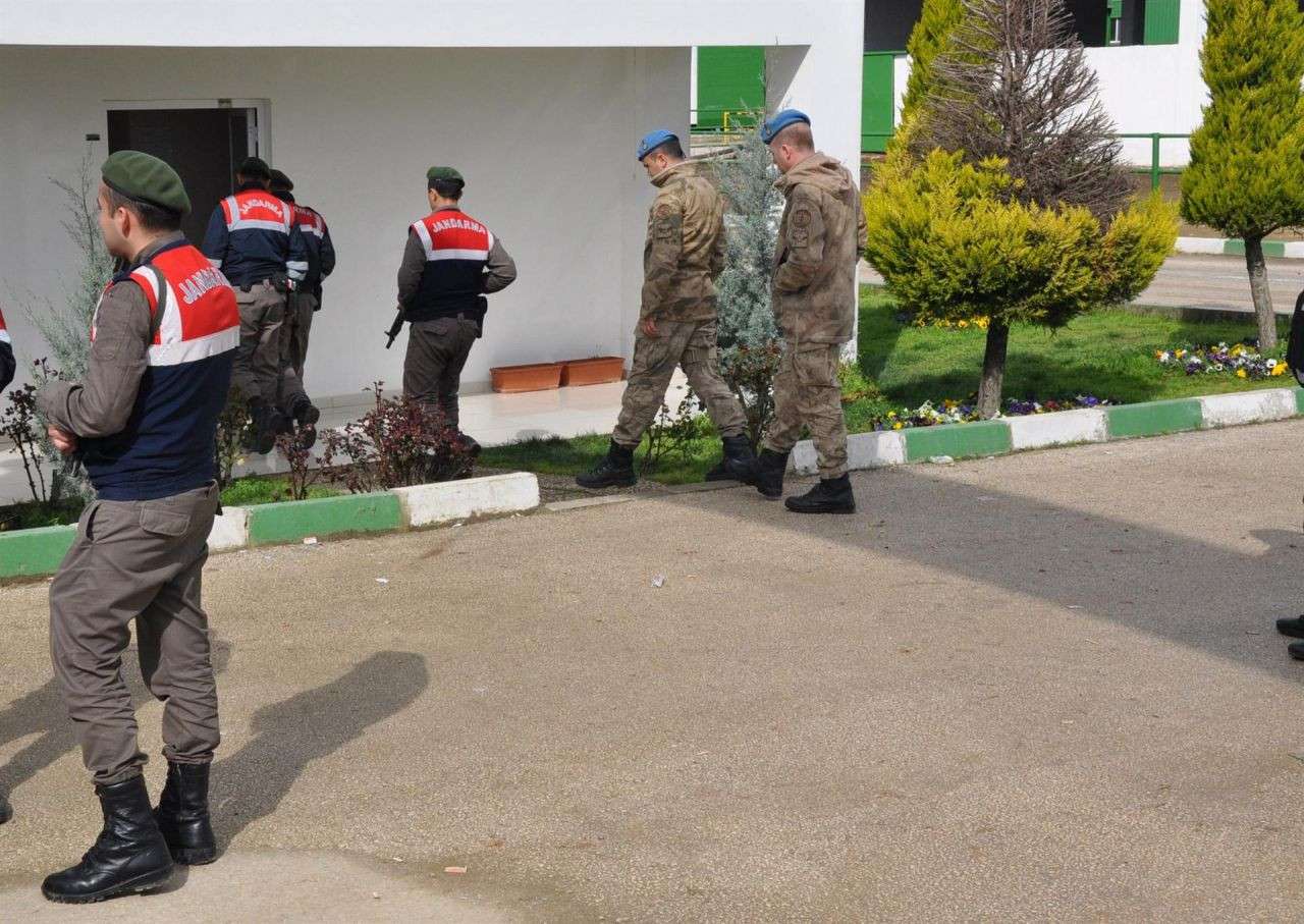 Jandarma Özel Harekat Çiftlik Bank önünde nöbet tutuyor - Sayfa 6