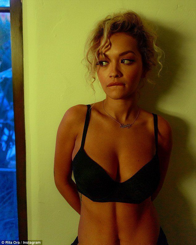 İngiliz şarkıcı Rita Ora'nın paylaştığı seksi pozlar olay oldu - Sayfa 1