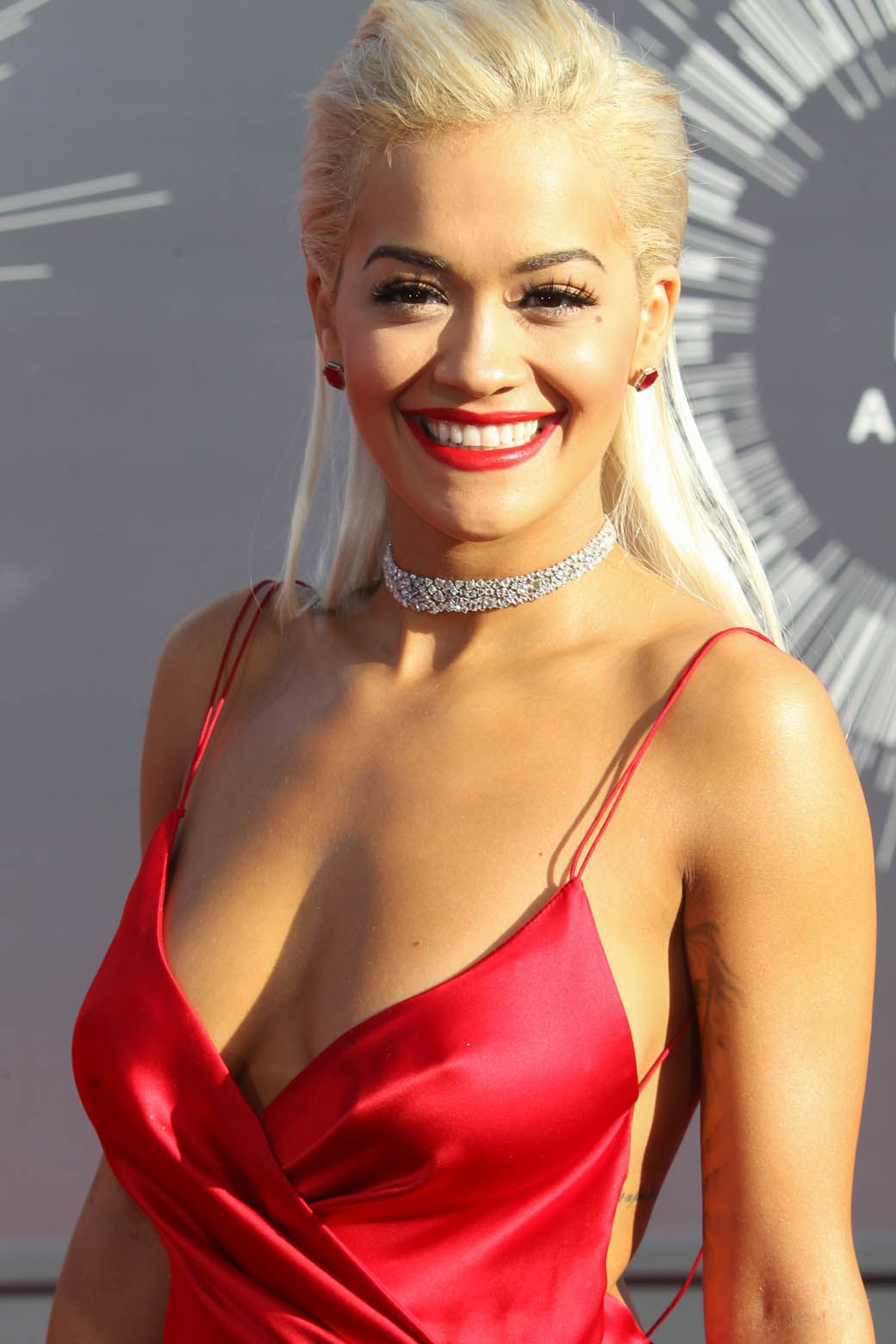 İngiliz şarkıcı Rita Ora'nın paylaştığı seksi pozlar olay oldu - Sayfa 6