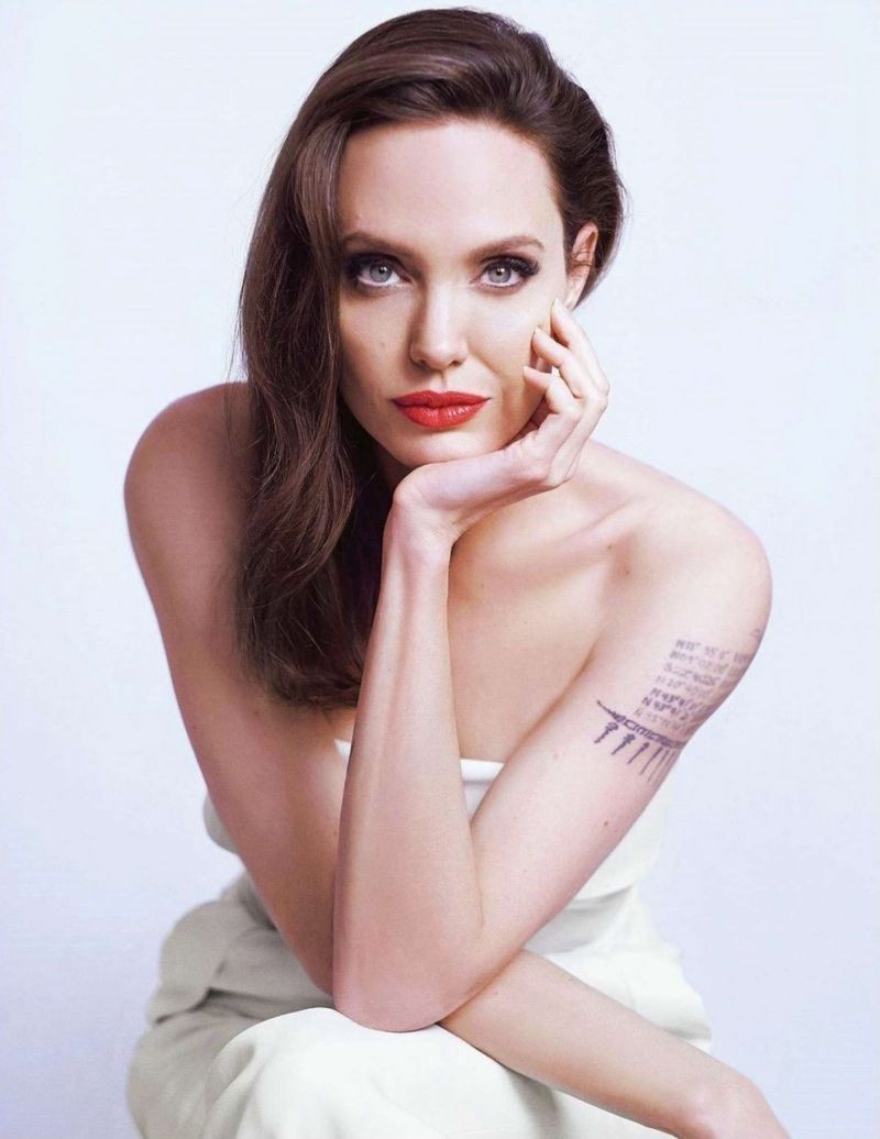 Reklam çekiminde Angelina Jolie’nin dövmeleri ön plana çıktı - Sayfa 1