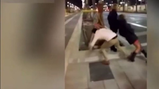 Barcelona'da durakta kadın tekme atan adamın videosu
