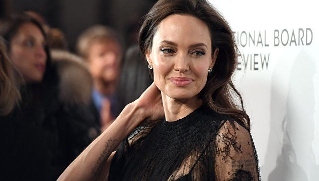 Angelina Jolie yeniden aşık oldu - Sayfa 9