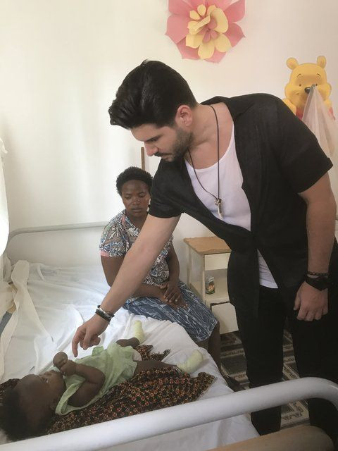 Tolgahan Sayışman hidrosefali hastası çocukları Angola'da ziyaret etti - Sayfa 1