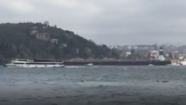 İstanbul Boğazı'nda dümeni kilitlenen gemi yalıya çarptı