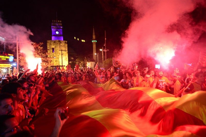 Galatasaray taraftarları şampiyonluğu kutladı - Sayfa 3