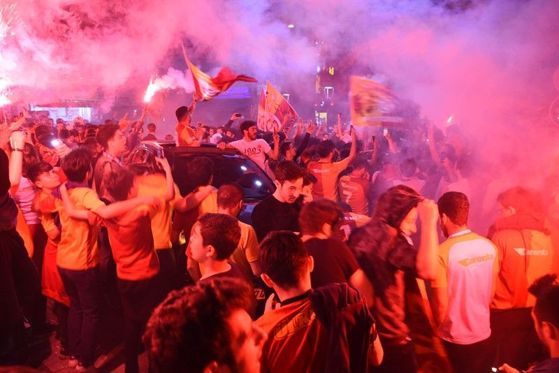 Galatasaray taraftarları şampiyonluğu kutladı - Sayfa 1