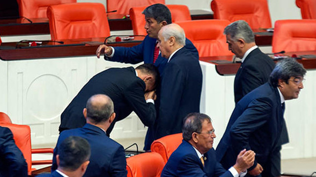 İYİ Parti milletvekili Hayati Arkaz, Devlet Bahçeli'nin elini öptü