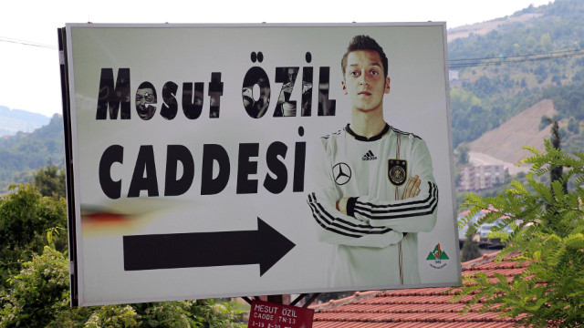 Mesut Özil'in tabelası kaldırılıyor