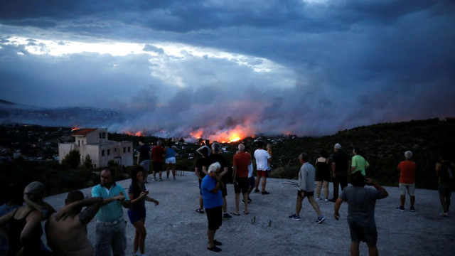 Yunanistan’daki yangından çarpıcı fotoğraflar