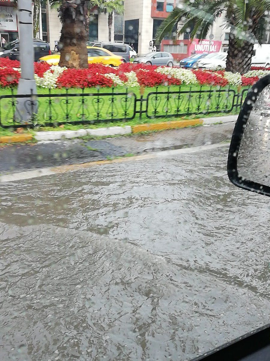 İstanbul’da araçlar su altında kaldı - Sayfa 9