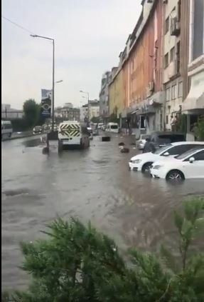 İstanbul’da araçlar su altında kaldı - Sayfa 13