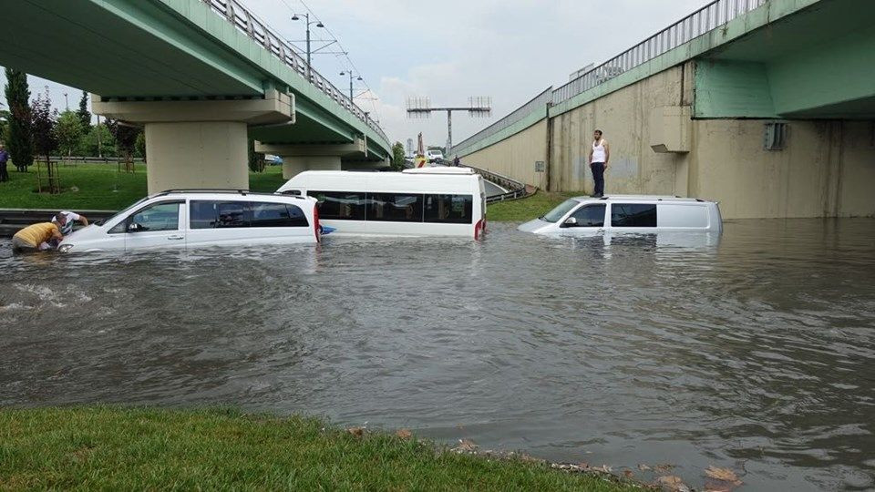 İstanbul’da araçlar su altında kaldı - Sayfa 6